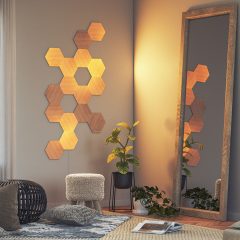 Đèn Nanoleaf Elements sáng ở góc phòng khách
