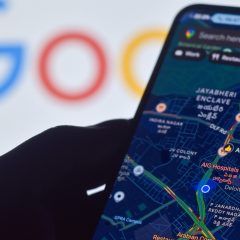 Điện thoại Android mở bản đồ trước logo Google