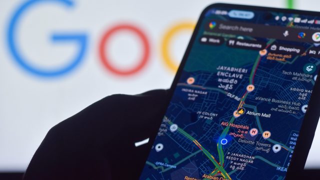 Điện thoại Android mở bản đồ trước logo Google