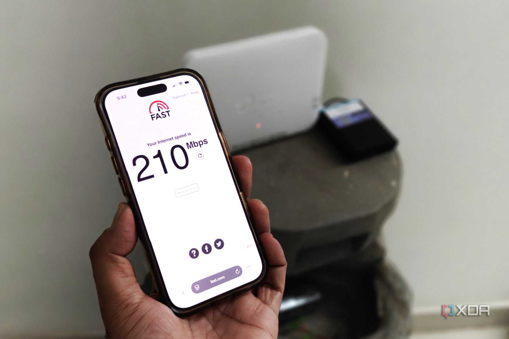 Điện thoại chạy bài kiểm tra tốc độ đặt cạnh gateway Wi-Fi