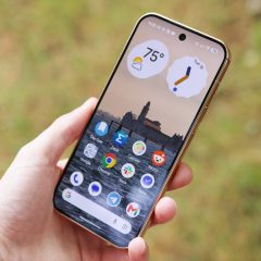 Điện thoại Google Pixel 11 Pro hiển thị màn hình chính