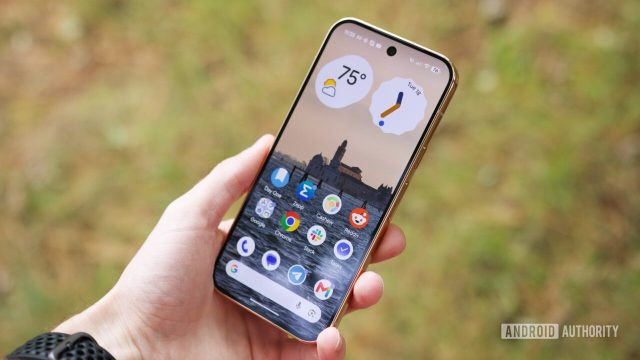 Điện thoại Google Pixel 11 Pro hiển thị màn hình chính