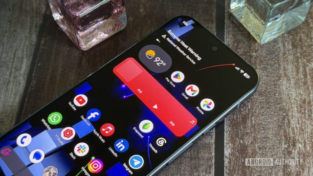 Điện thoại Google Pixel hiển thị giao diện Android