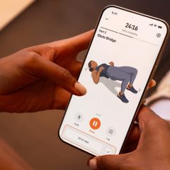 Điện thoại hiển thị bài tập glute bridge trong ứng dụng Strava