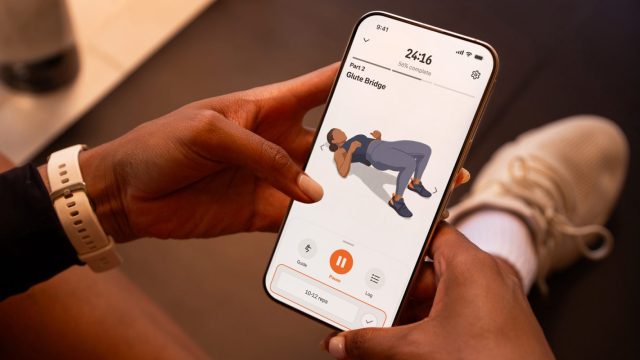 Điện thoại hiển thị bài tập glute bridge trong ứng dụng Strava