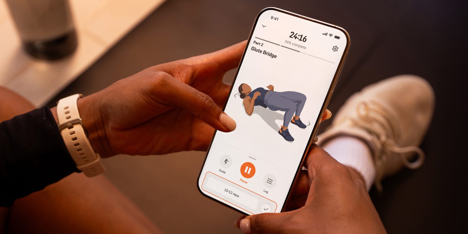 Điện thoại hiển thị bài tập glute bridge trong ứng dụng Strava