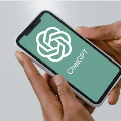 Điện thoại hiển thị biểu tượng ChatGPT khi OpenAI mở thử nghiệm nhắn tin với Dot