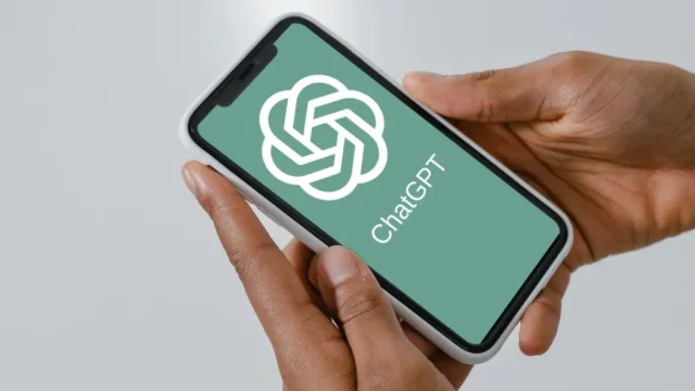 Điện thoại hiển thị biểu tượng ChatGPT khi OpenAI mở thử nghiệm nhắn tin với Dot