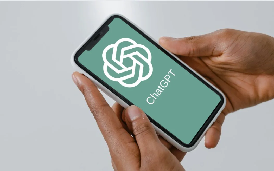 Điện thoại hiển thị biểu tượng ChatGPT khi OpenAI mở thử nghiệm nhắn tin với Dot