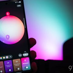 Điện thoại hiển thị giao diện điều khiển màu và các đèn Philips Hue