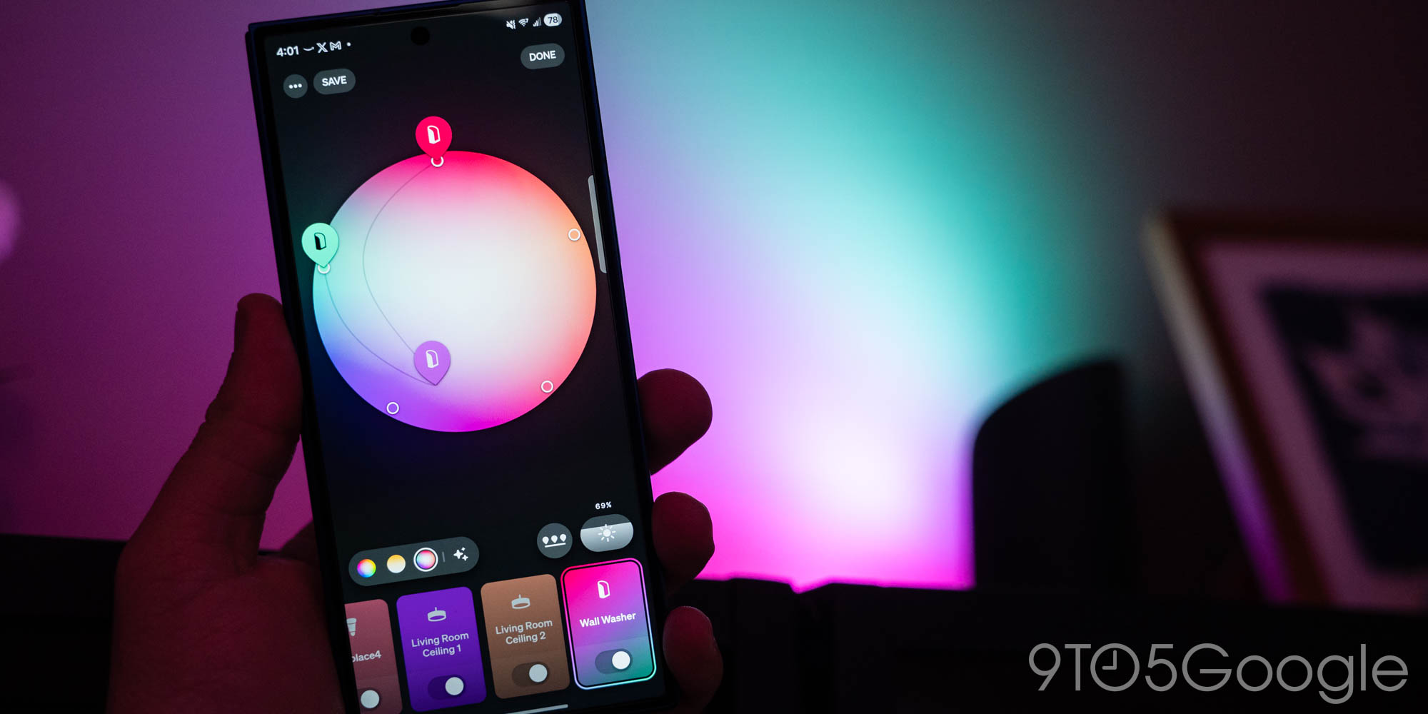 Điện thoại hiển thị giao diện điều khiển màu và các đèn Philips Hue