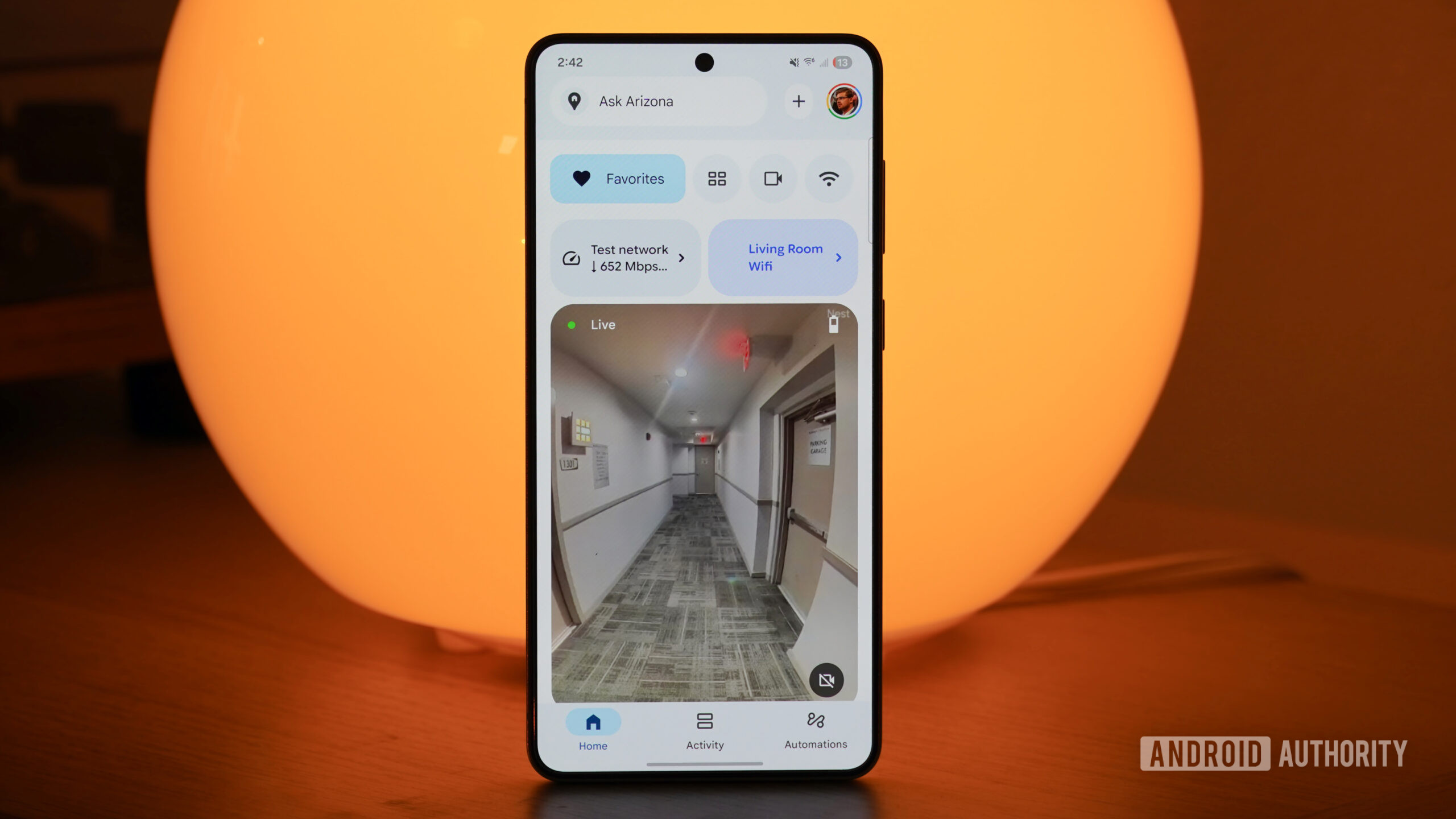 Điện thoại hiển thị giao diện Google Home Favorites và camera trực tiếp