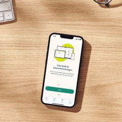 Điện thoại hiển thị giao diện trình quản lý mật khẩu ExpressKeys