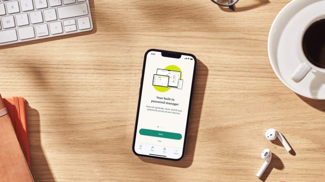 Điện thoại hiển thị giao diện trình quản lý mật khẩu ExpressKeys