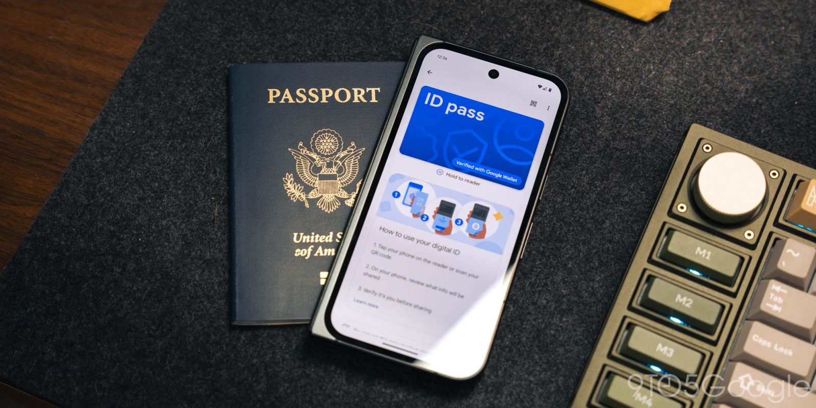 Điện thoại hiển thị ID pass trong Google Wallet đặt cạnh hộ chiếu Mỹ