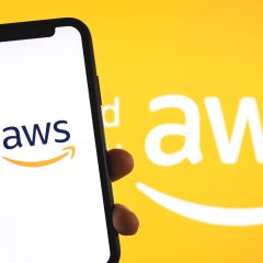 Điện thoại hiển thị logo AWS trước nền màu cam có logo AWS