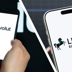 Điện thoại hiển thị logo Revolut cạnh thẻ Visa, và điện thoại hiển thị logo Lloyds Banking Group