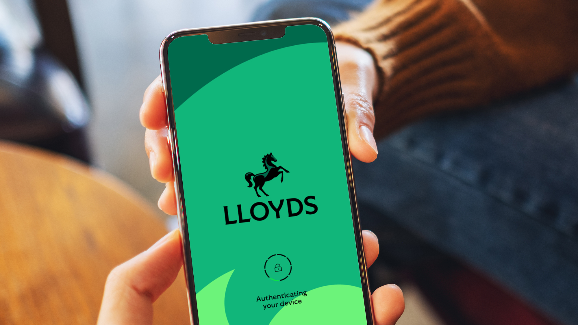 Điện thoại hiển thị màn hình xác thực của ứng dụng Lloyds