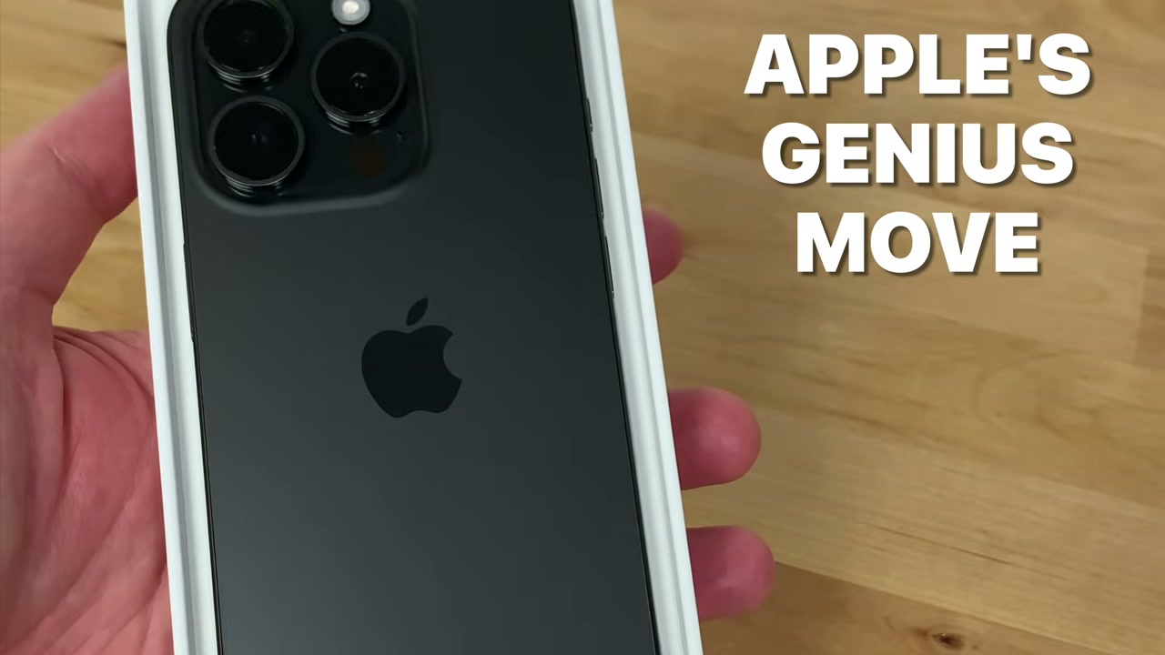 Điện thoại iPhone trong hộp trên tay người dùng