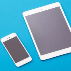 Điện thoại và máy tính bảng trên nền xanh