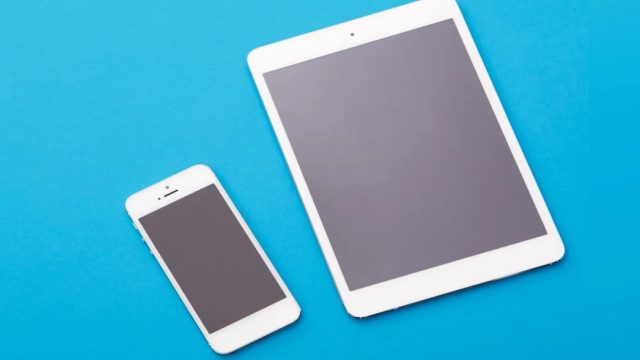 Điện thoại và máy tính bảng trên nền xanh