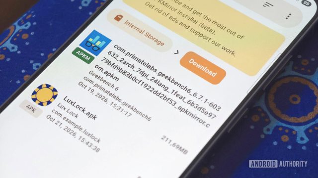Điện thoại mở APKMirror Installer với gói Geekbench 6 APKM và tệp APK đơn