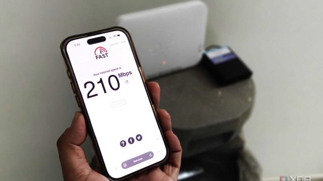 Điện thoại mở trang kiểm tra tốc độ mạng cạnh thiết bị Wi-Fi