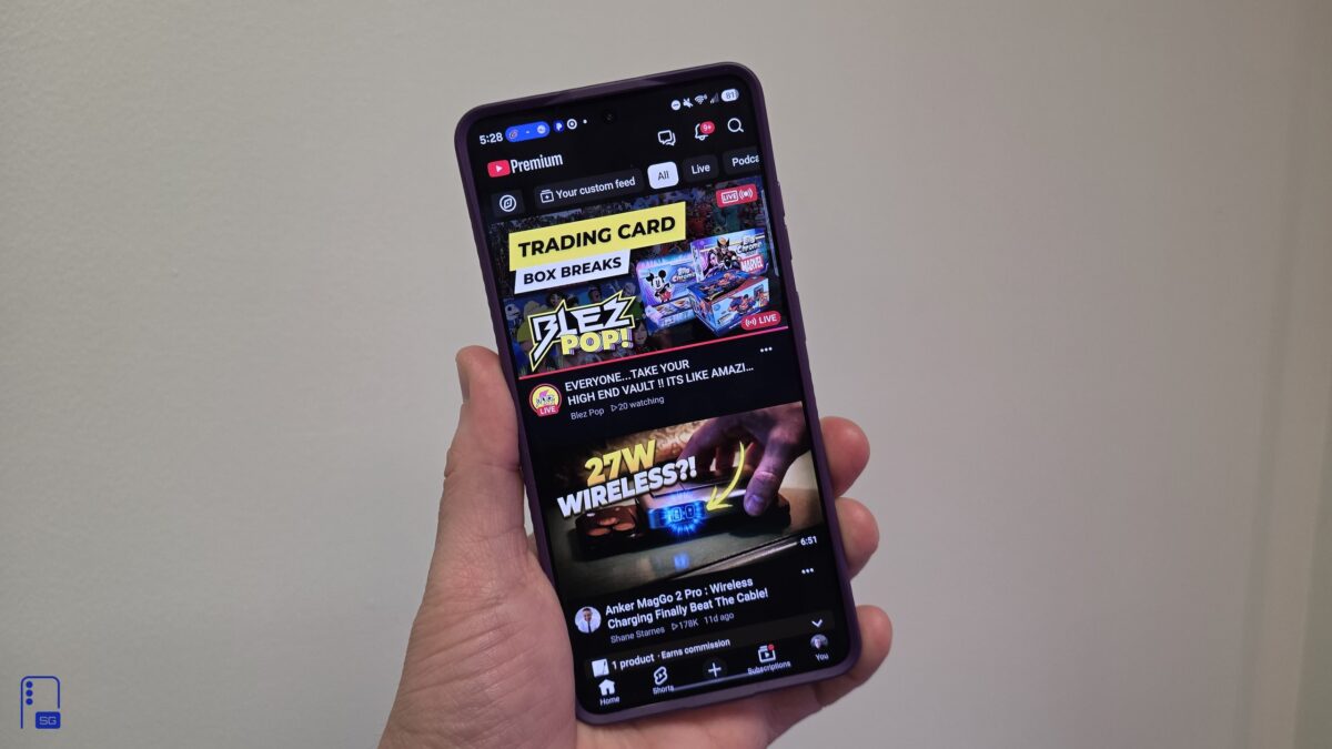 Điện thoại mở YouTube với nút Custom Feed trên trang chủ