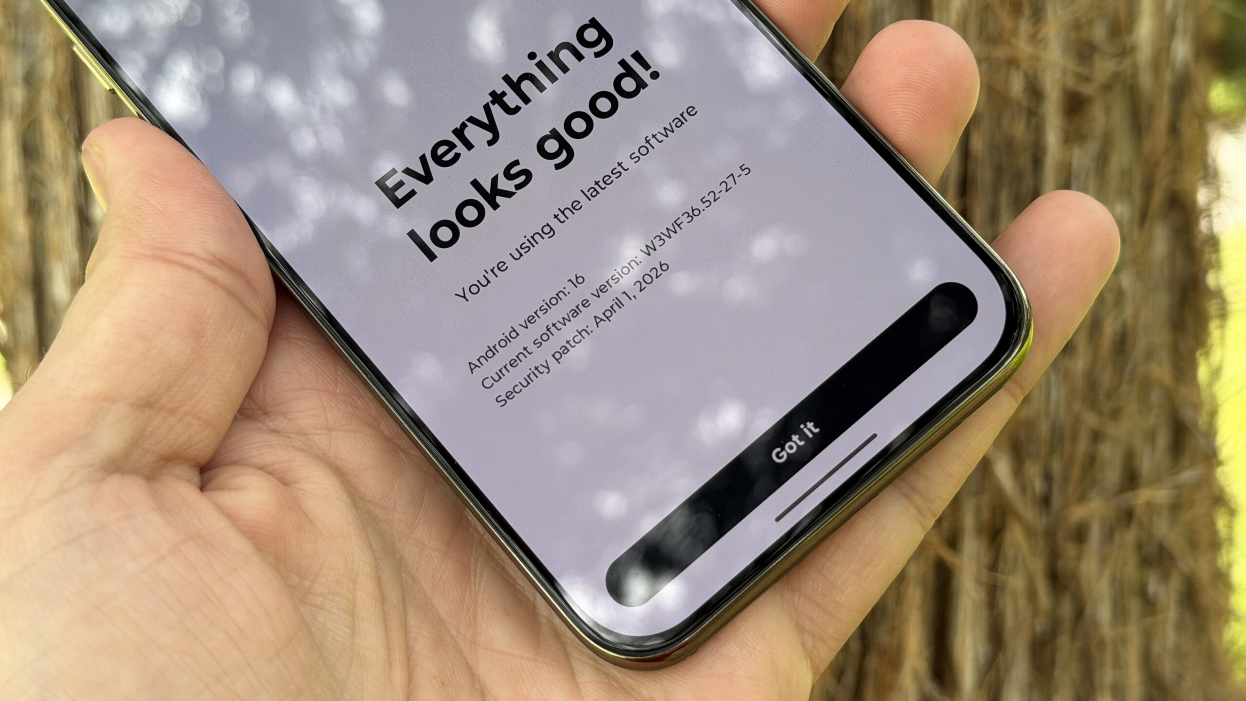 Điện thoại Motorola hiển thị thông tin phiên bản Android và bản vá bảo mật