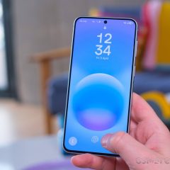 Điện thoại Samsung Galaxy A được cầm trên tay