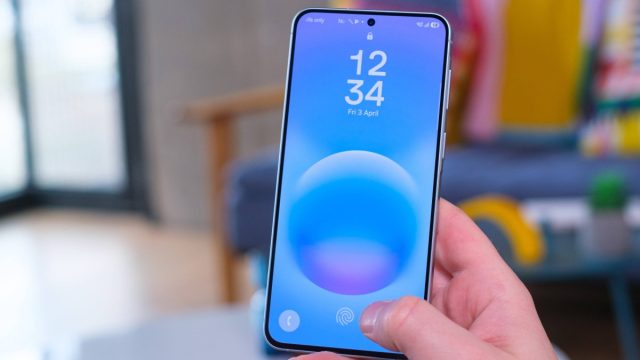 Điện thoại Samsung Galaxy A được cầm trên tay
