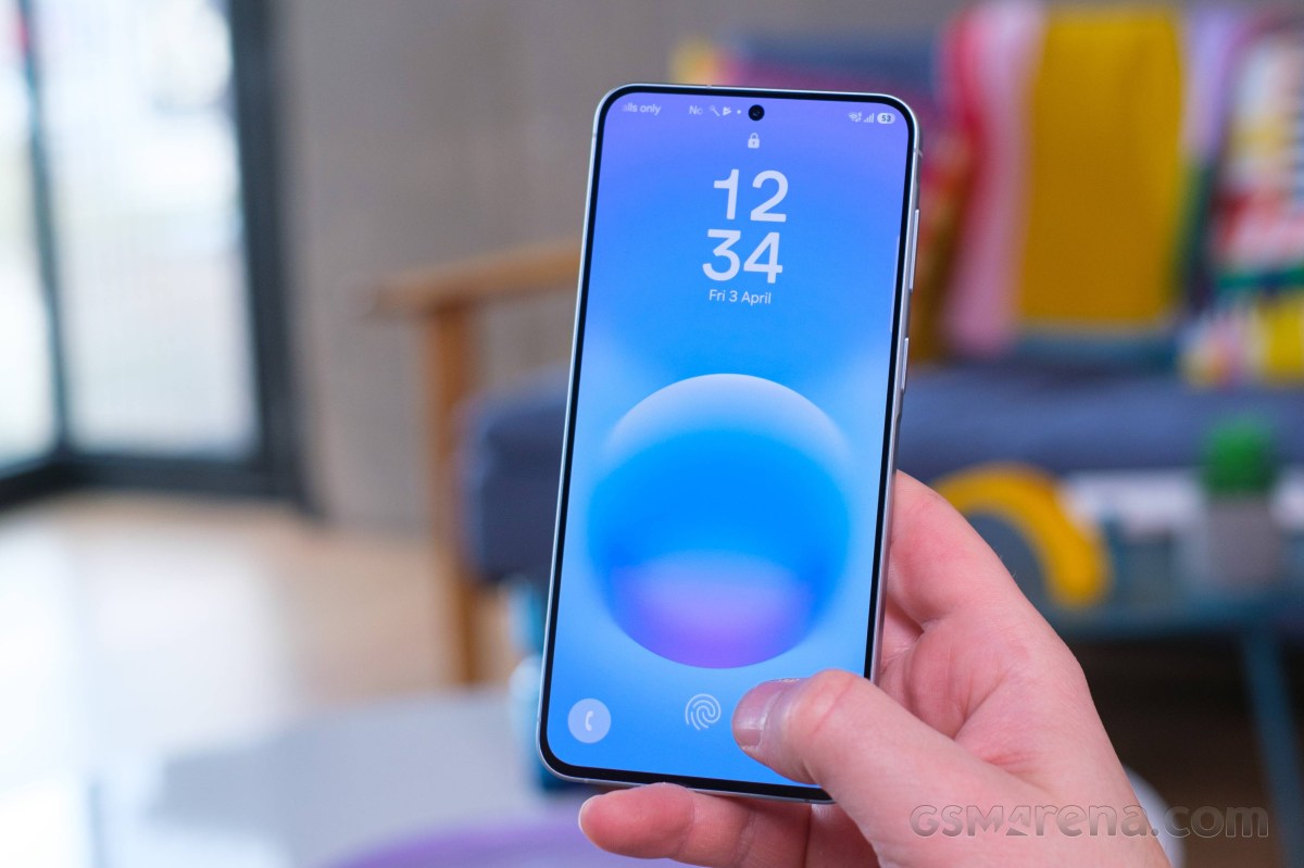 Điện thoại Samsung Galaxy A được cầm trên tay