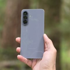 Điện thoại Samsung Galaxy A-series màu tím với ba camera sau