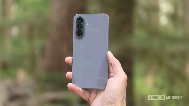 Điện thoại Samsung Galaxy A-series màu tím với ba camera sau