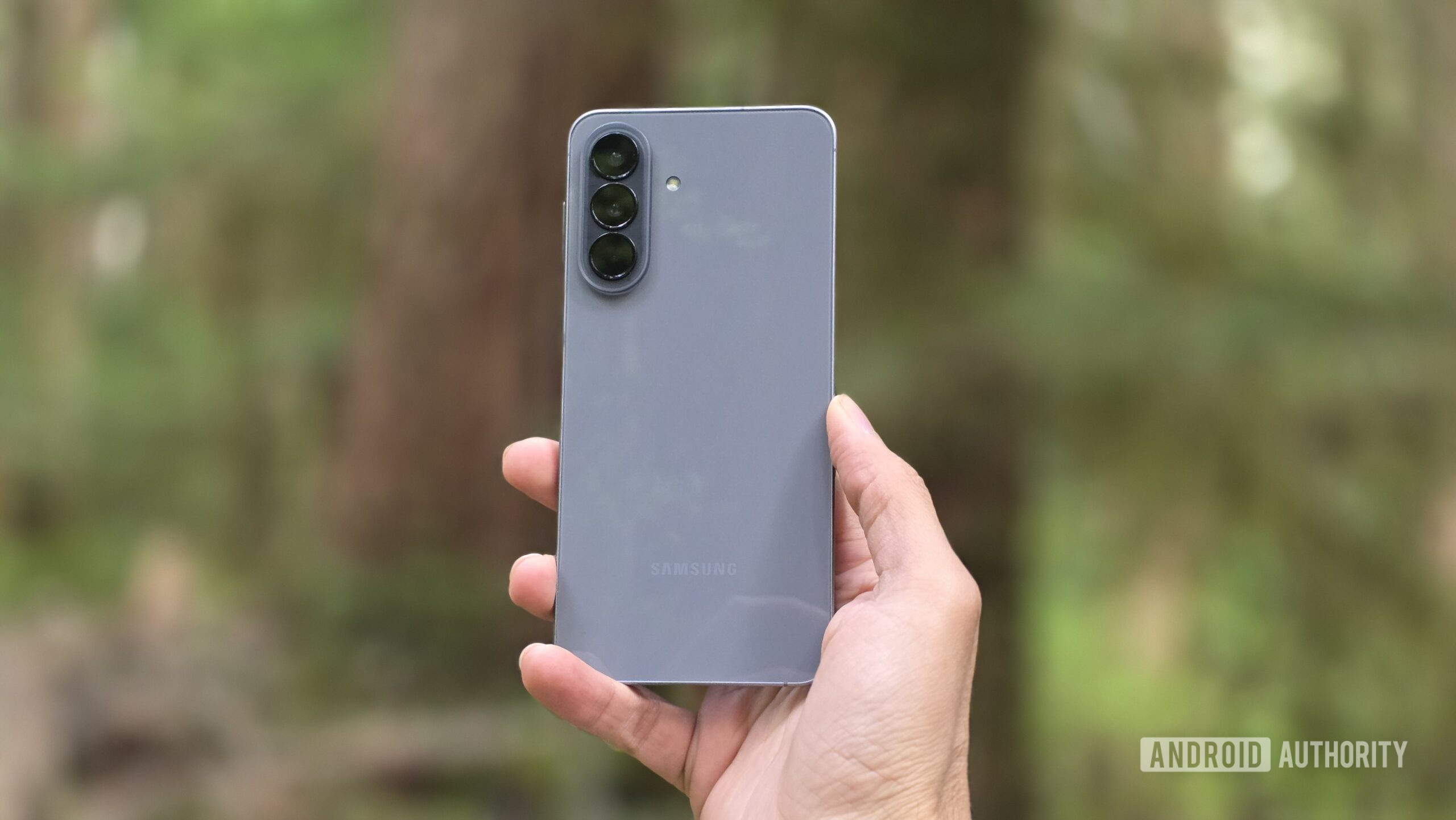 Điện thoại Samsung Galaxy A-series màu tím với ba camera sau