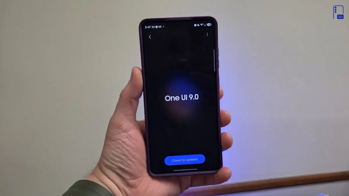 Điện thoại Samsung hiển thị màn hình cập nhật One UI 9