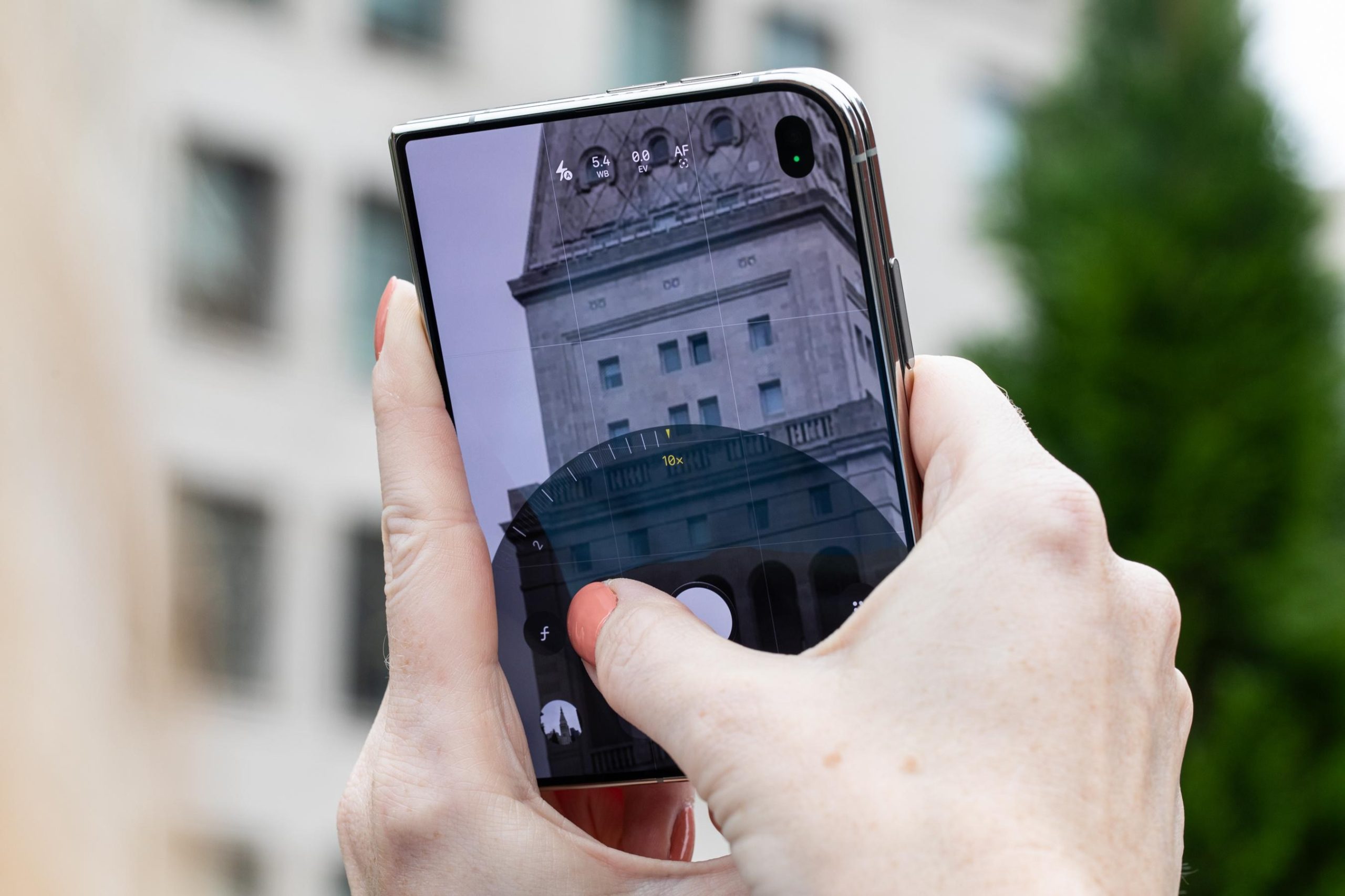 Điều khiển zoom trên màn hình không bù được việc thiếu ống kính telephoto riêng. Ảnh: The Verge.