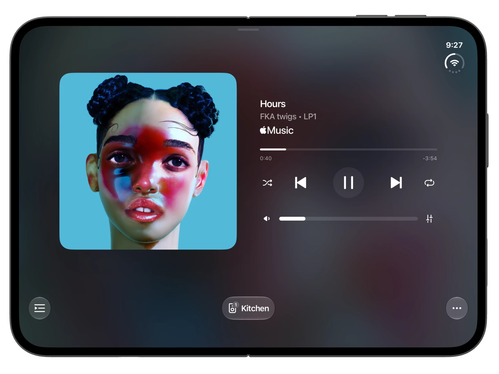 Giao diện Sonos trên iPhone Duo khi mở ngang, hiển thị bìa album và nút phát nhạc