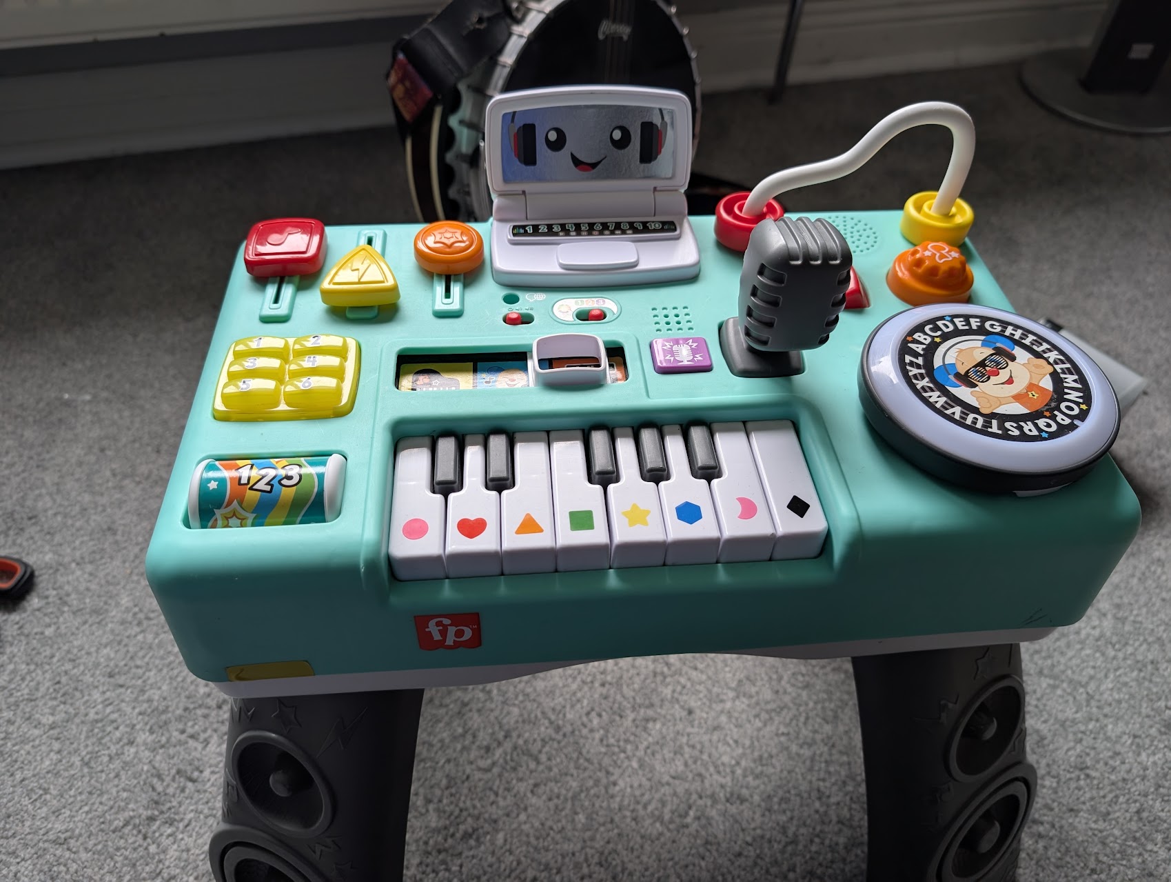 Bàn DJ giữ lại vỏ và các điều khiển quen thuộc, trong khi phần điện tử bên trong được làm mới.