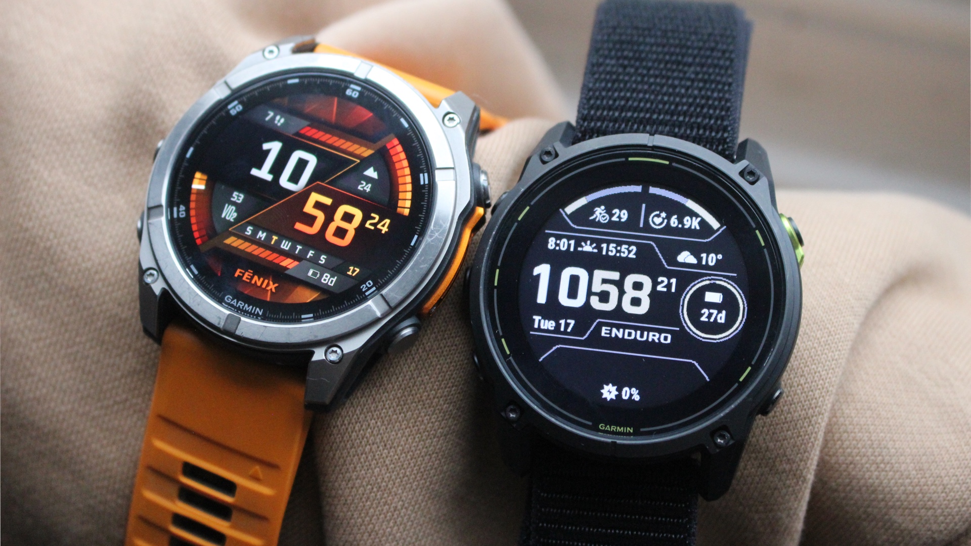 Đồng hồ Garmin Fenix 8 và Enduro 3 đặt cạnh nhau