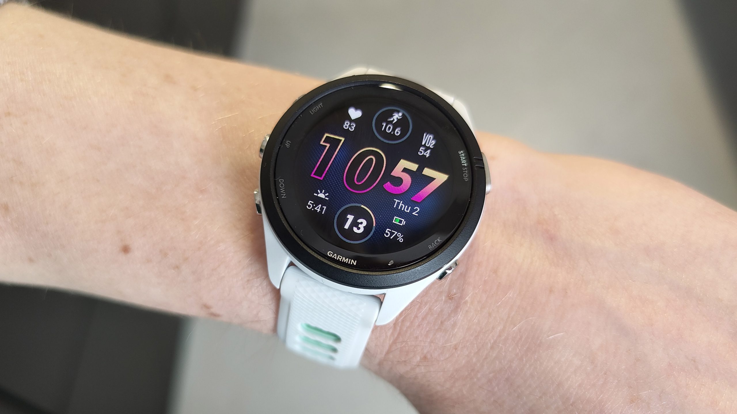 Đồng hồ Garmin Forerunner đeo trên cổ tay