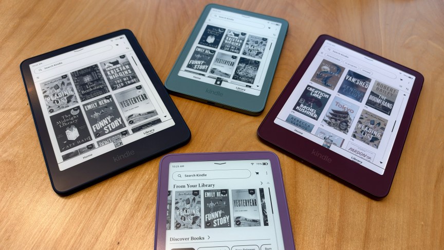 Các dòng máy đọc sách Kindle mới của Amazon xếp cạnh nhau