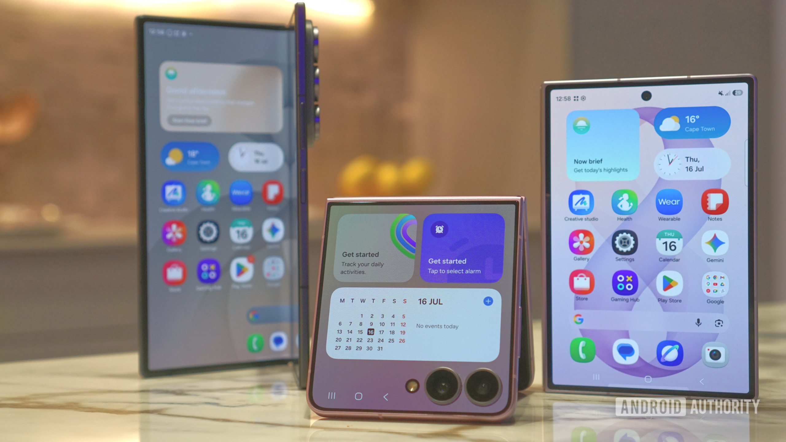 Dòng thiết bị gập Samsung Galaxy Z8 series trên bàn