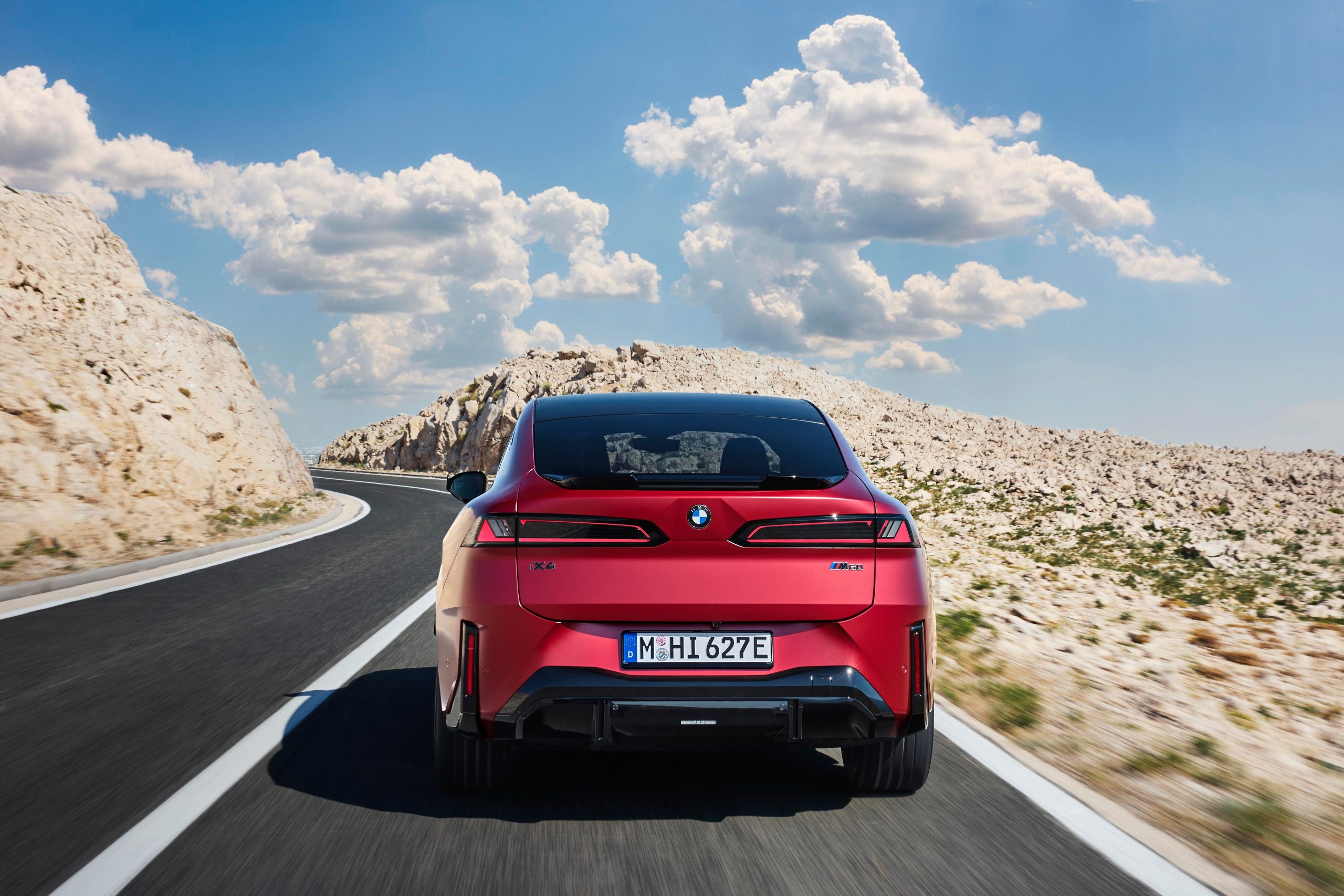 Đuôi xe BMW iX4 trực diện