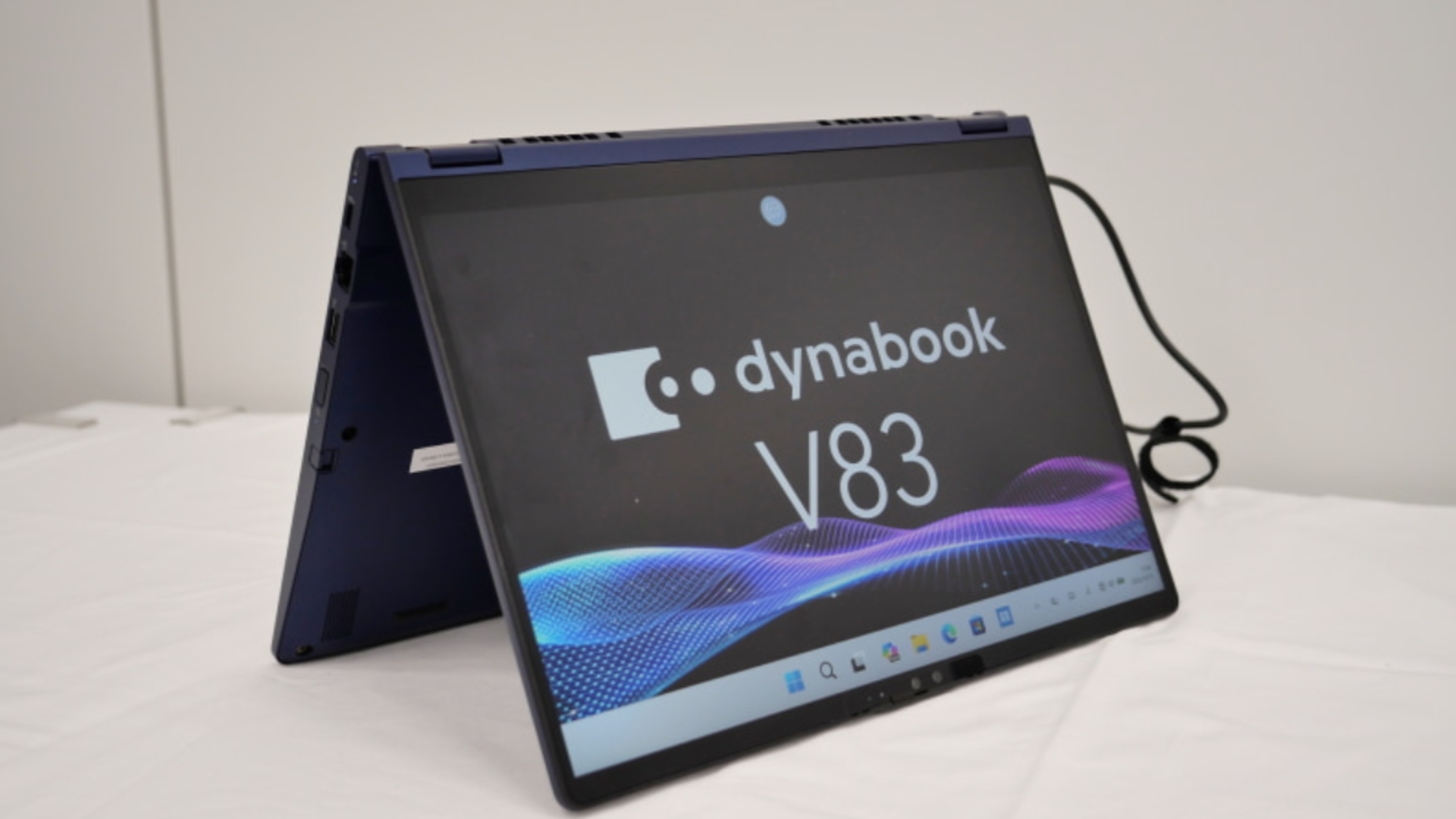 Dynabook V83/PA gập thành dạng tablet
