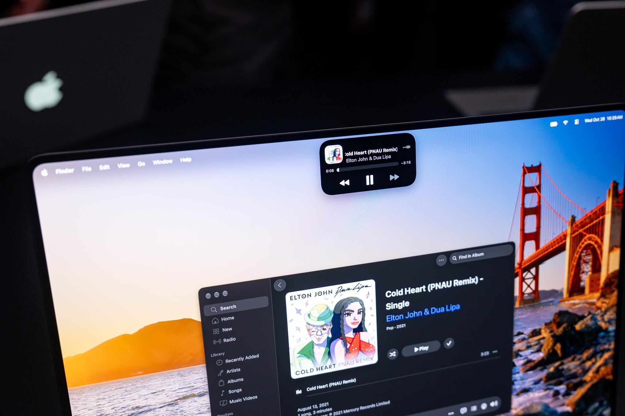 Dynamic Island hiển thị trên màn hình MacBook Pro.