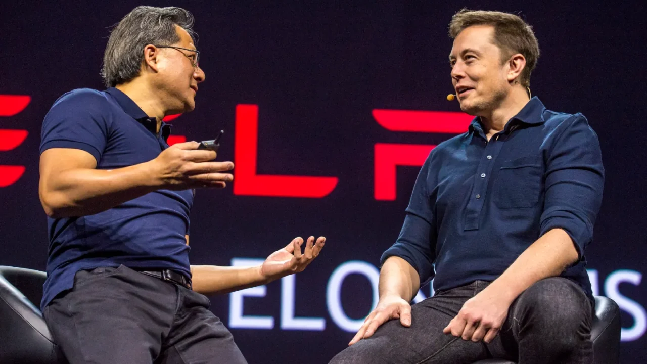 Elon Musk và Jensen Huang trò chuyện trên sân khấu tại sự kiện Tesla.