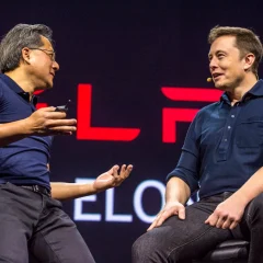 Elon Musk và Jensen Huang trò chuyện trên sân khấu tại sự kiện Tesla.