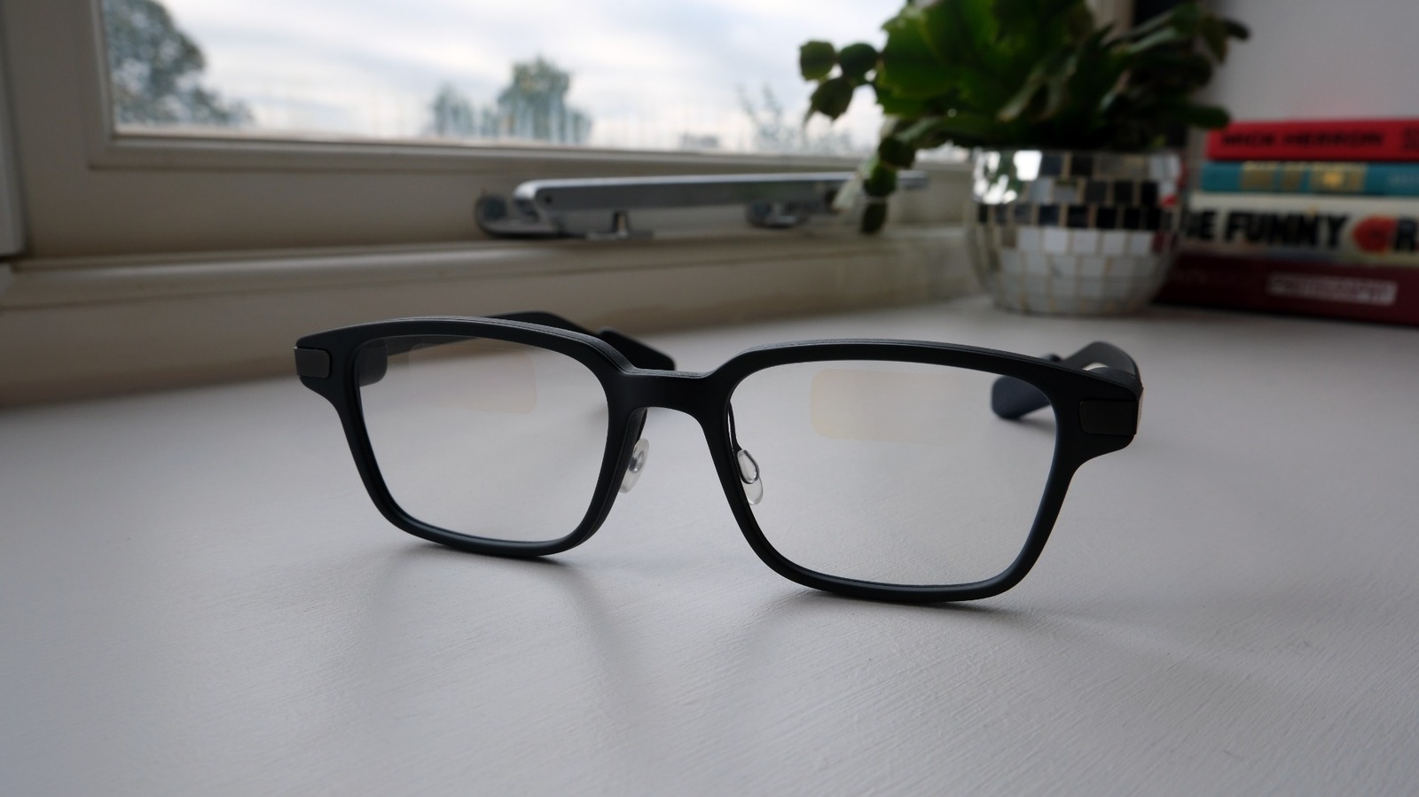 Even Realities G2 đặt trên bàn nhìn từ phía trước