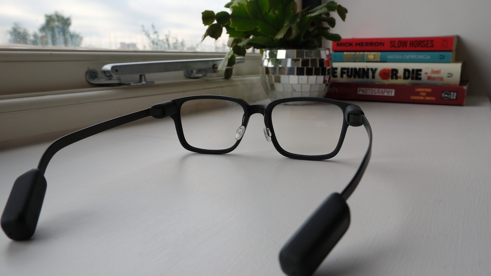 Even Realities G2 nhìn từ phía sau với hai đầu đuôi gọng